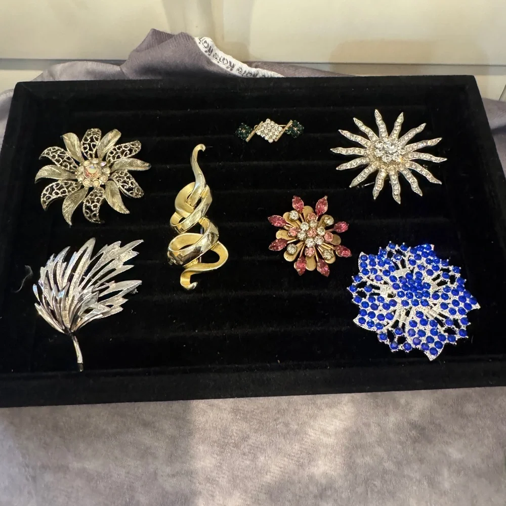 Elegant Vintage Brooch Pin Collection (7) Total